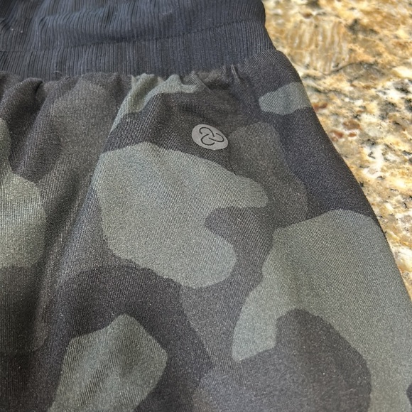 Zella Live In Jogger Pants Black Camo Soft Jogger Sweatpants Zipper Pockets S - Picture 4 of 5